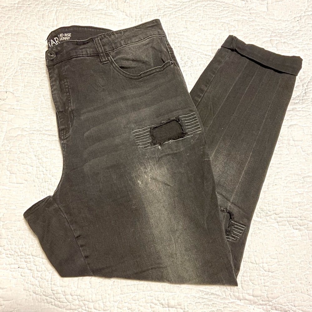 Women’s Distressed Skinny Jean